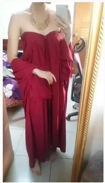 台湾女大学生发掘学士服独特传法，低胸装都来了