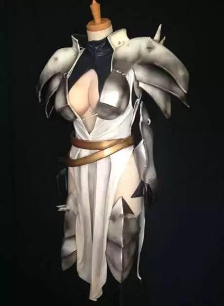 cosplay时女孩都是细腰大胸，真相就是这个