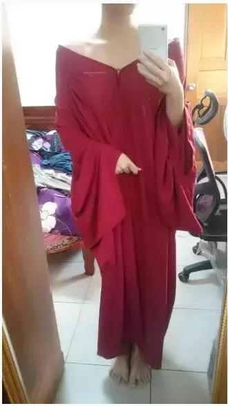 台湾女大学生发掘学士服独特传法，低胸装都来了