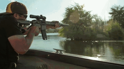 冲锋枪在连续射击的时候弹壳是怎么抛出来的