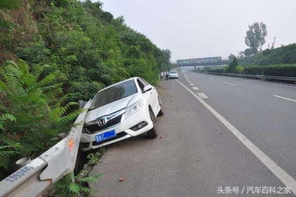 高速爆胎后的正确操作方法，看老司机如何应对