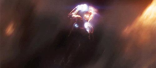 漫威惊奇队长可以光速飞行但为什么复仇者联盟4中她没追上灭霸扔向