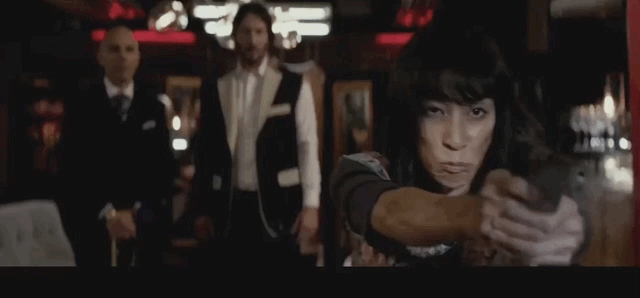 果不其然,在第一部帮过john wick的一个黑老大迪安东尼奥,拿着徽章