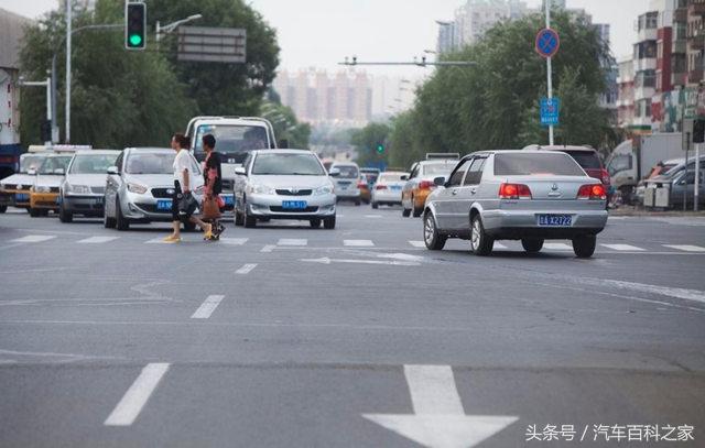 开车转弯怕发生事故，以下转弯技巧要知道