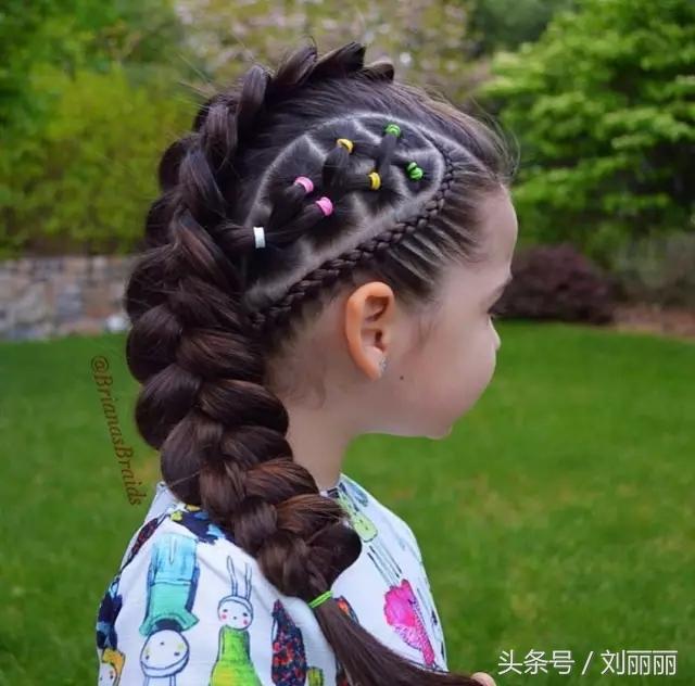 那么小女孩的头发长长了,可以给她编起来