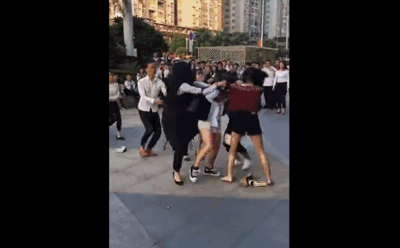 广西南宁一群女白领在商场门口约架双方各自呼朋唤友对此事你有什么
