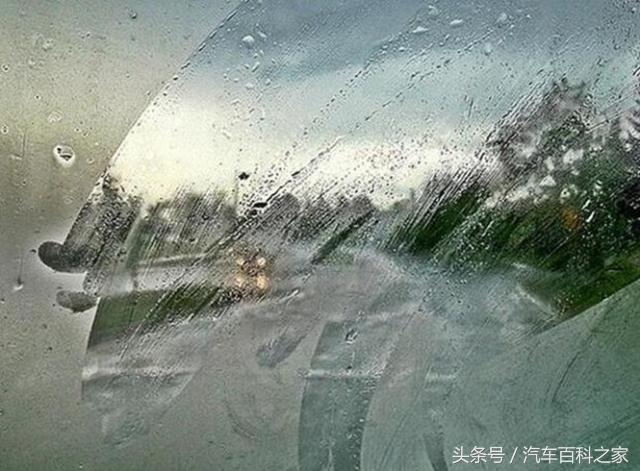 雨天或冬天为什么挡风玻璃会起雾？起雾该怎么办？