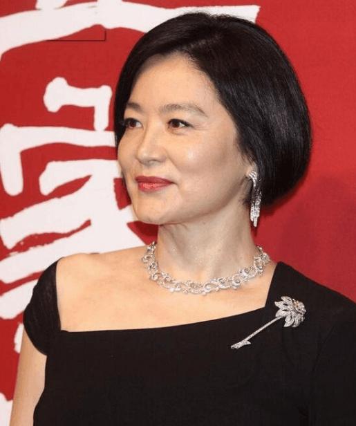五十岁的女性留什么发型可以减龄并且显得有气质