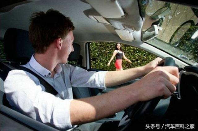 开车时为啥总爱四处看美女，这几个不好的开车习惯要改