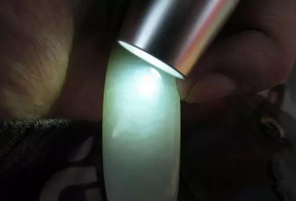 强光手电能看出和田玉的产地吗?
