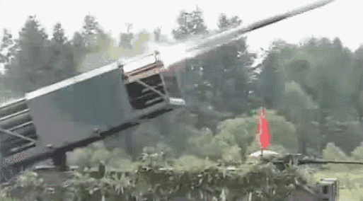 相临的火箭炮齐射时会在空中交会点相撞吗