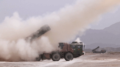 相临的火箭炮齐射时会在空中交会点相撞吗