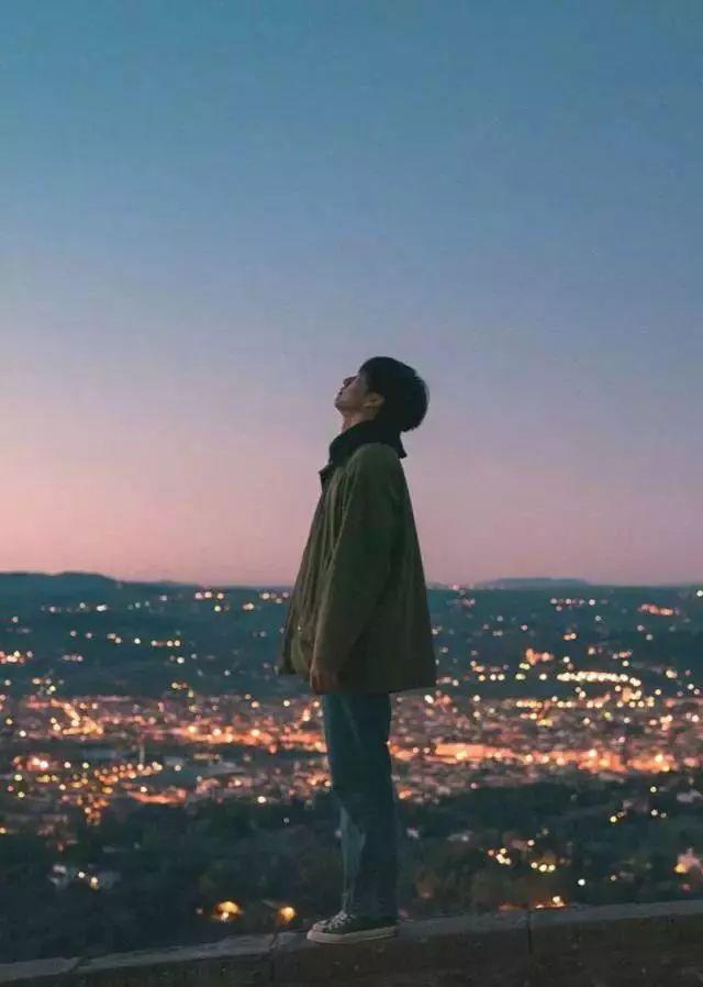 晚安美句180108：有人陪着的时候，走路的姿势都比较放肆