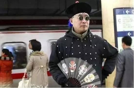 地铁人多了，什么奇葩都有！