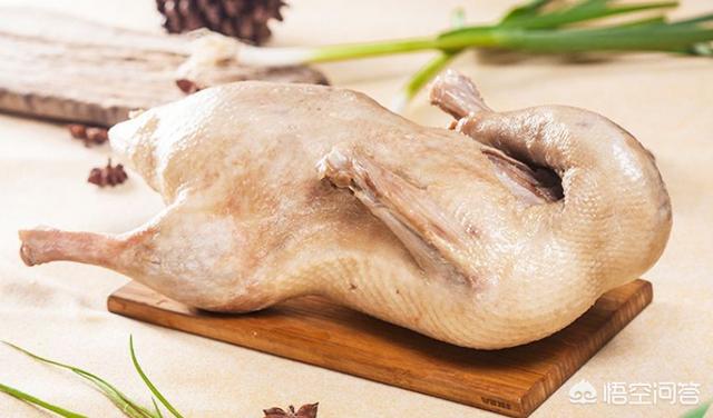 盐水鸭要用盐水煮多久才好吃？正宗盐水鸡做法应该是什么样的？