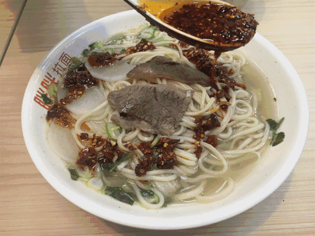 夏季37的高温没有空调吃碗刚出锅多放辣子的拉面是什么感觉