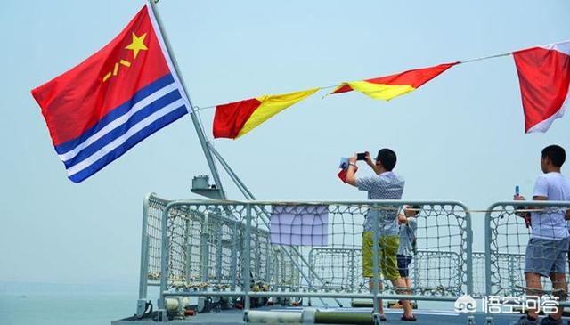 国产航母试航舰岛上除了挂五星红旗外还有几面旗子是干什么用的