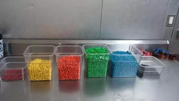 把M&Ms糖豆摆成这样