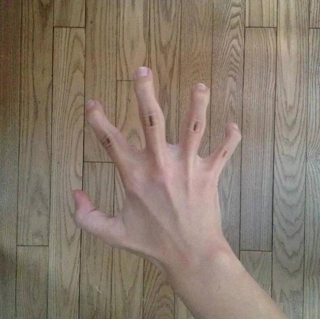 怪异的手，姿势太多！