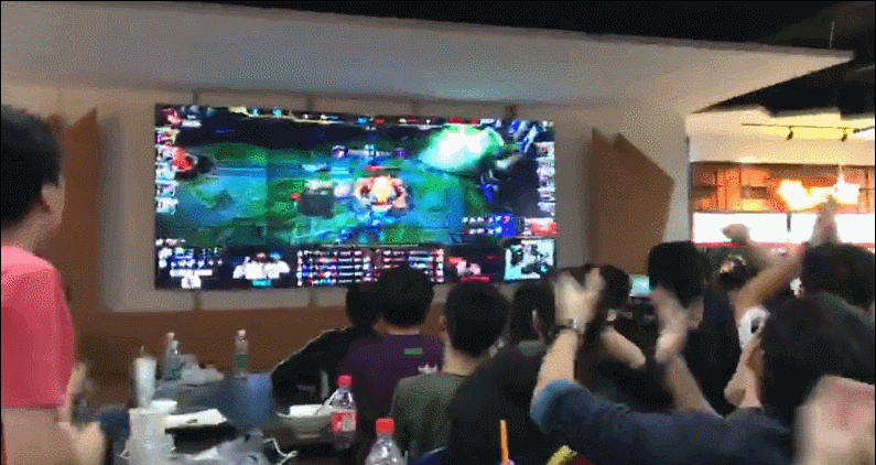英雄联盟lpl网友庆祝ig夺冠宿舍里有人拿喇叭喊食堂里已经彻底沸腾