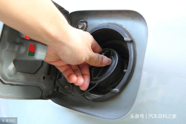 汽车打开油箱盖有漏气的声音是怎么回事？