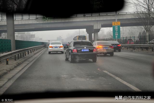 在最右侧车道行驶，下高速就不用打转向灯了吗？