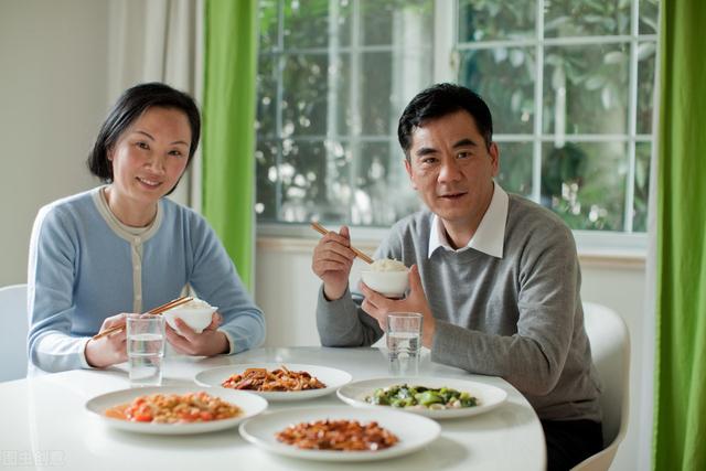 头条问答 中国人的饮食习惯中,每餐必吃主食(碳水化合物,这种饮食