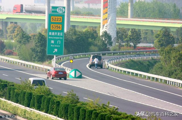 在最右侧车道行驶，下高速就不用打转向灯了吗？