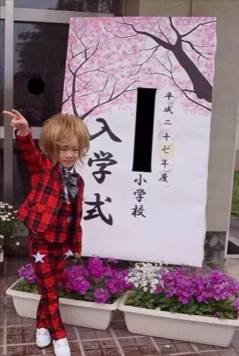 日本8岁男孩过生日，妈妈给他选择了红灯区！