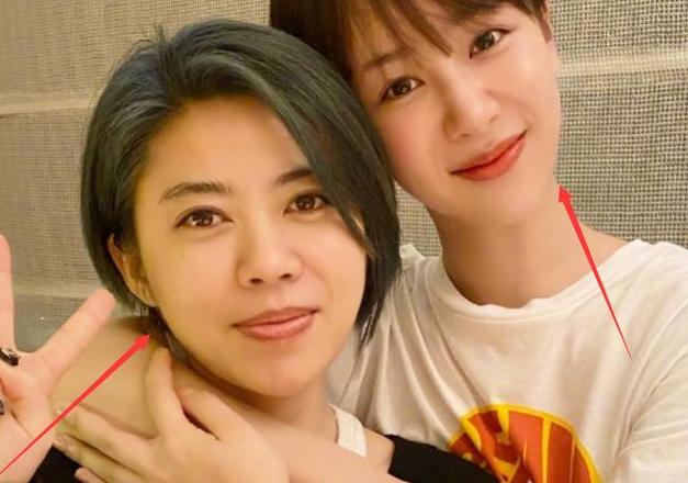 28-year-old Yang Zi and her sister are in the same frame, and the