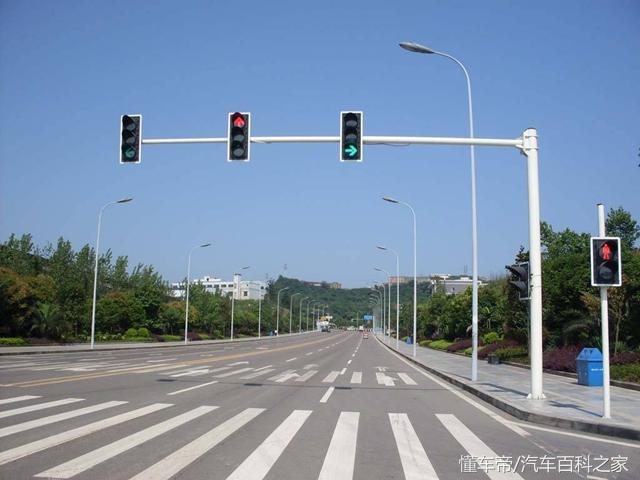 车辆右转需要看红绿灯吗？为什么右转也能被扣分罚款？
