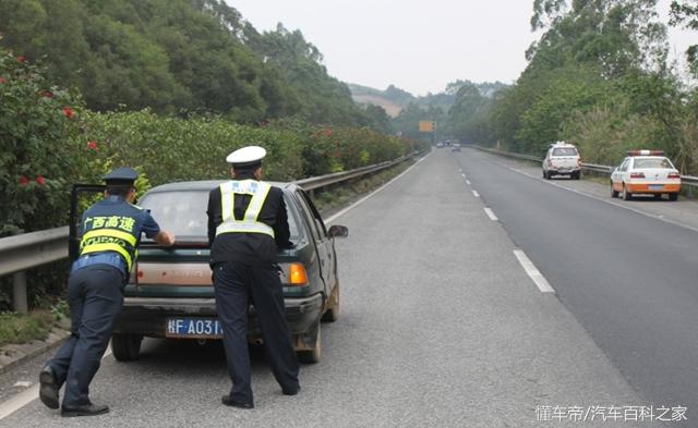 汽车在高速公路上坏了该如何处理？