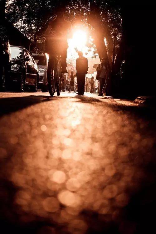 晚安的句子180326：我不想当烟花般灿烂瞬间，只想当你普通的永远