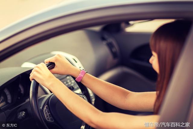 抱着方向盘开车是很危险的姿势，正确的坐姿可以救命