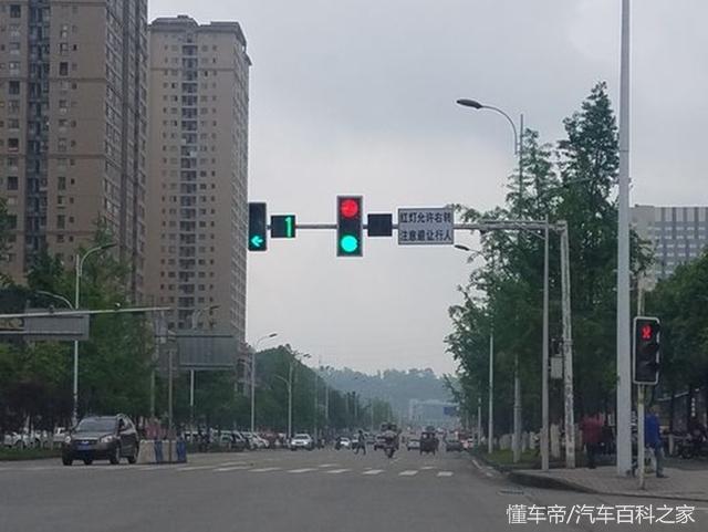 红绿灯路口是违章和事故高发地，老司机都是这样通过的