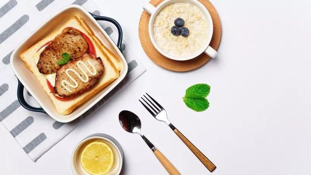 晚安短句180513：女孩子可以倒追，但千万不要倒贴