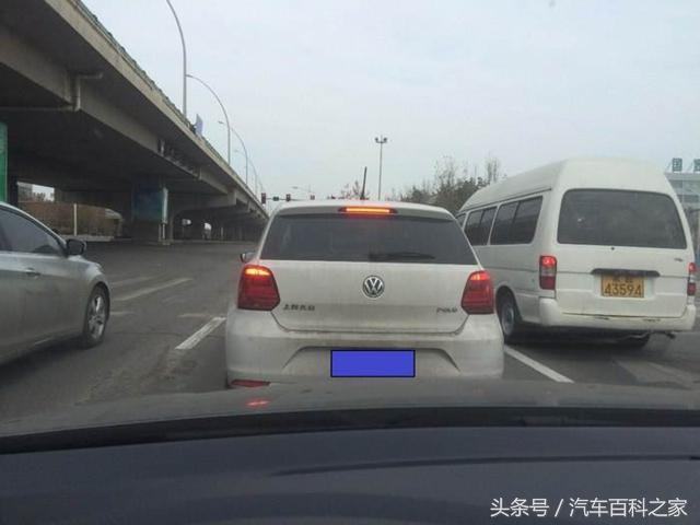 在坡道上停车，防止溜车，老司机都做了这个动作