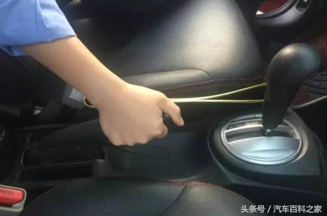 在坡道上停车，防止溜车，老司机都做了这个动作