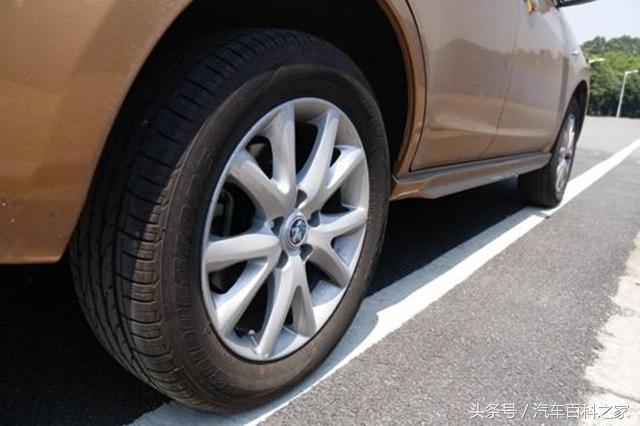开车如何准确判断车轮的位置？从此不压线，能走在车道中间