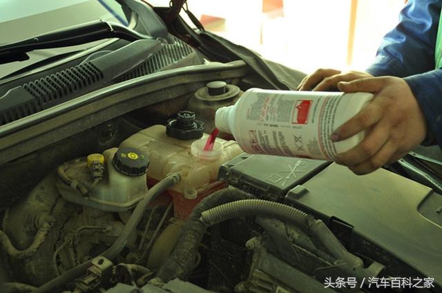 添加各种油液该注意什么？防冻液中可以加水吗？