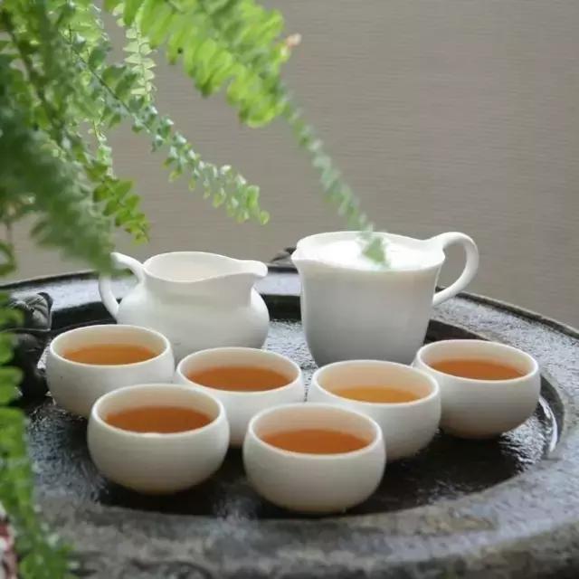 晚安经典说说10927：一帆风顺叫幸运，跌倒爬起叫人生