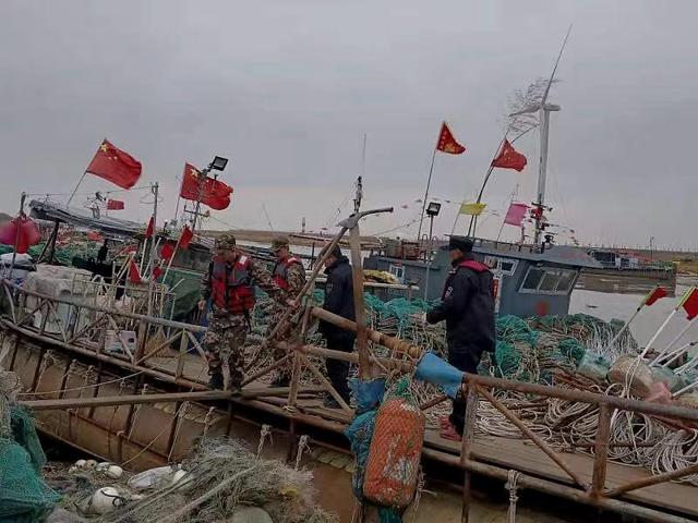 响水渔政管理局海警联合行动12艘渔船“三无”被拆除
