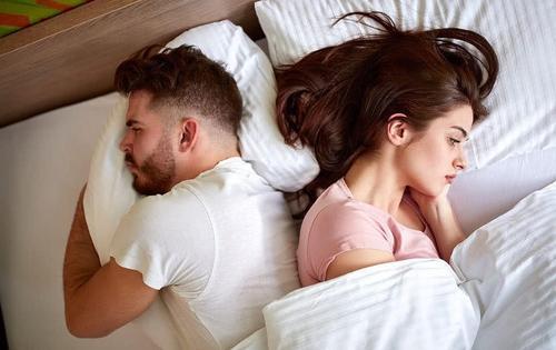 梦境交织的情感纠葛，解析梦见与男友及另一女性同床的深层含义