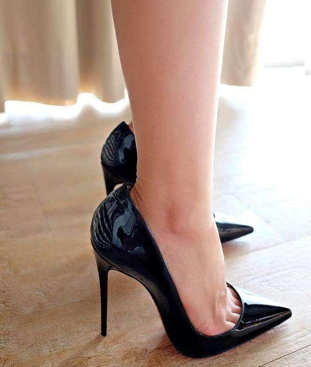 为什么有些女人穿高跟鞋脚面的肉高出鞋老多也不挤脚呢