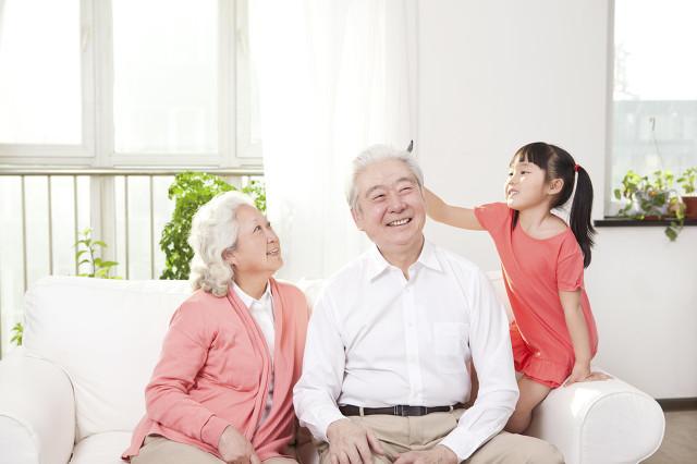 老人带孙辈是上儿女家带还是把孙辈领回自己家你愿意在哪带