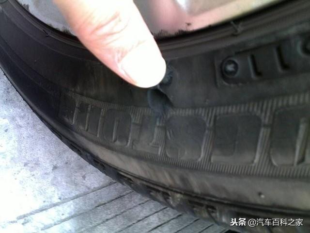 新轮胎被马路牙蹭掉了一点皮需要更换吗？