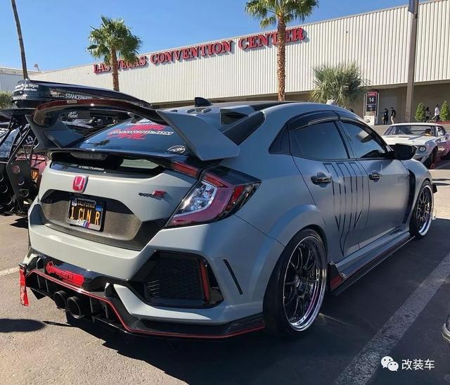 一身竞技范的水泥灰本田FK8 Type-R，更裸露着红色心脏供大家欣赏