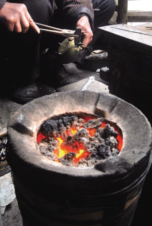 结合部等没有被集中供暖覆盖的地方,多数还都采用煤炉"土暖气,火盆