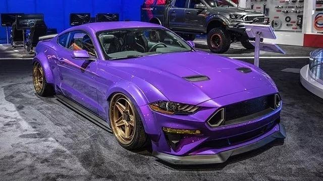 当一台V8的福特Mustang患上“恐高症”，宽体低趴姿态犹如一辆坦克