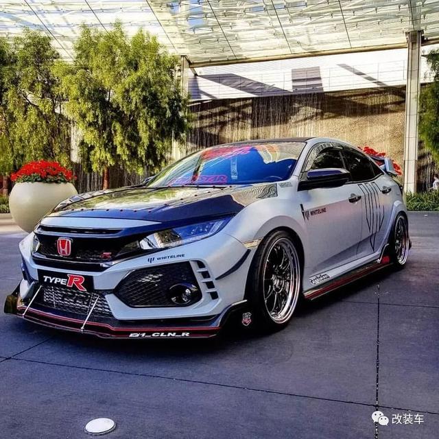 一身竞技范的水泥灰本田FK8 Type-R，更裸露着红色心脏供大家欣赏